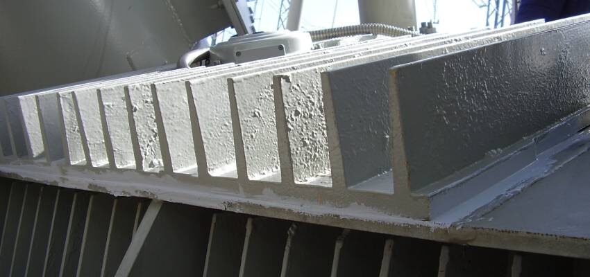 Application of surface-mounted radiators to reduce local heating of ferromagnetic tanks of power transformers