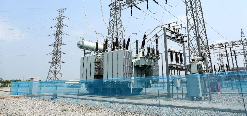 Investigating material and energy efficiency of power transformers with conventional and semi-hybrid insulation operating in low-carbon electricity grids