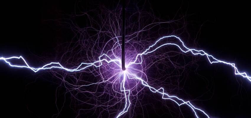 Possibility of electric arc detection in power transformers by directly embedded photoconductive elements in the transformer tank