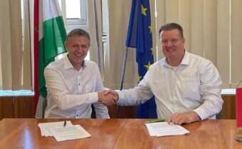 Ganz MR contract signing