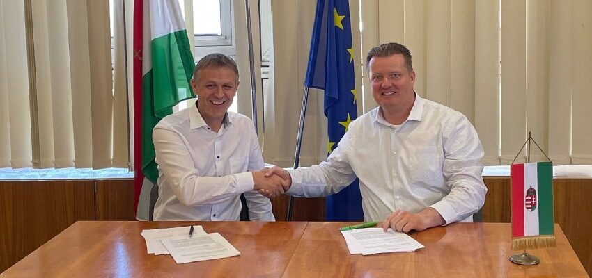 GANZ Transformers and MR enter a cooperation to develop intelligent transformers Ganz MR contract signing