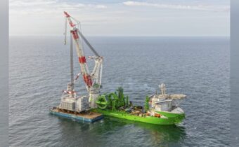 Schip De Orion met de topside van Hollandse Kust (noord) ter hoogte van Egmond aan Zee - fotograaf Flying Focus