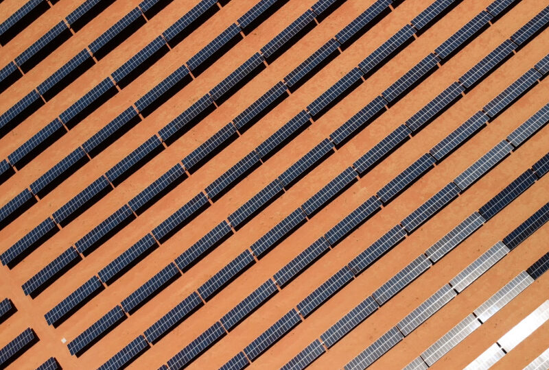马斯达尔在阿布扎比最大的单站点太阳能发电厂 Masdar’s largest single-site solar power plant in Abu Dhabi