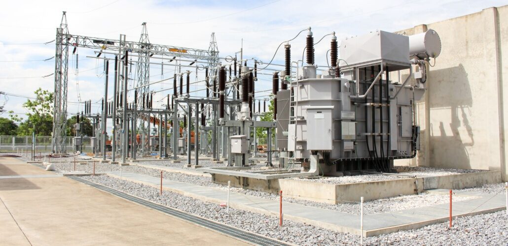 将变压器运送至国家电网变电站 Transformer to be delivered to National Grid substation