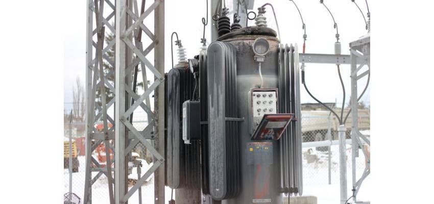 Transformer substation regulator catches fire in Davenport a transformer station regulator