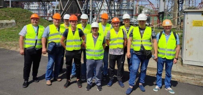 乌克兰和波兰正在恢复跨境输电线路 Ukrenergo employees