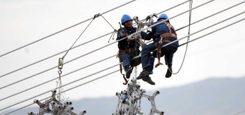 Xinjiang power transmission project reaches milestone Xinjiang Power Co team
