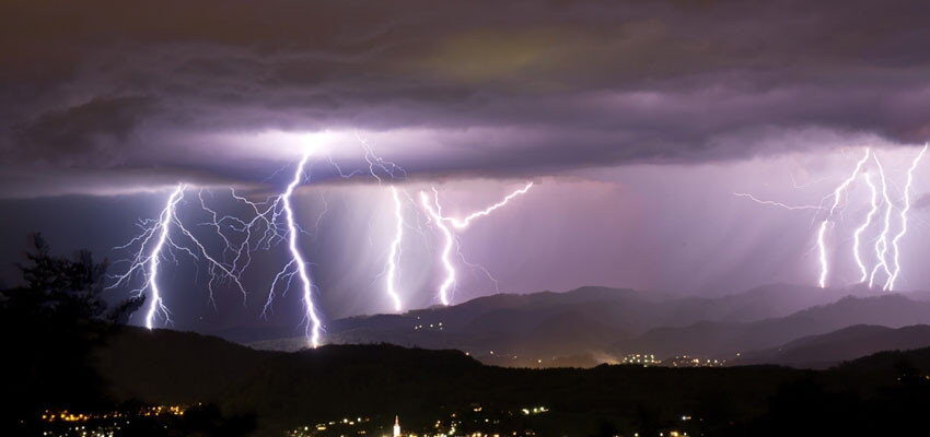 Severe thunderstorms cause transformer explosion in Cali