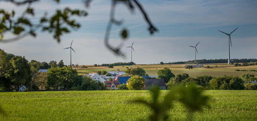 Cost-effective and fail-safe integration of distributed grid infeed