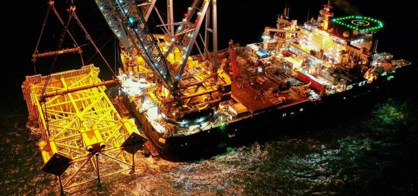 SSE installs 5,100 tonne offshore substation jacket a heavy lift vessel